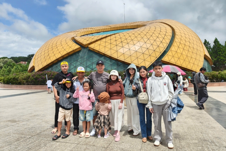 Khám Phá Thành Phố Ngàn Hoa Cùng Đoàn Phòng Giáo Dục & Đào Tạo Phú Tân