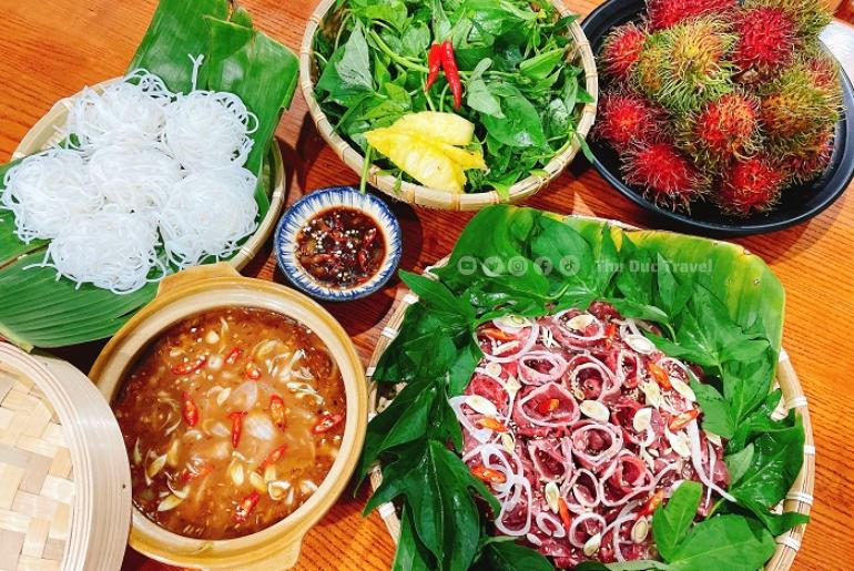 Điều Gì Làm Nên Sức Hút Của Lẩu Bò Nhúng Mắm Ruốc?