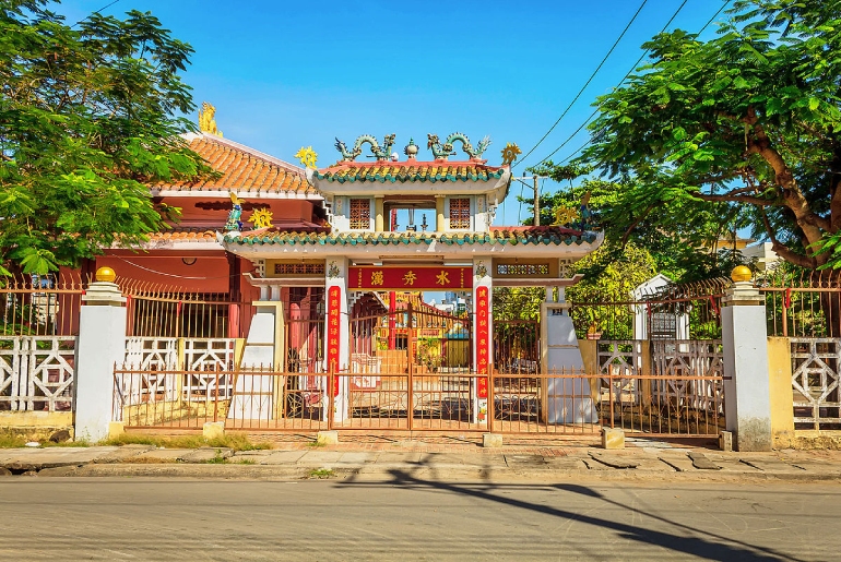 Dinh Vạn Thủy Tú – Nơi Trưng Bày Bộ Xương Cá Voi Lớn Nhất Việt Nam