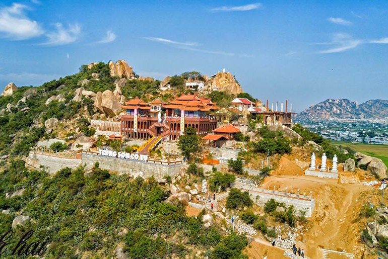 Trùng Sơn Cổ Tự - Ngôi Chùa Cổ Kính Ngự Trên Núi Ở Ninh Thuận