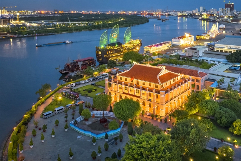 Tour du lịch Dinh Độc Lập - Nhà Thờ Đức Bà - Bến Cảng Nhà Rồng 1 ngày