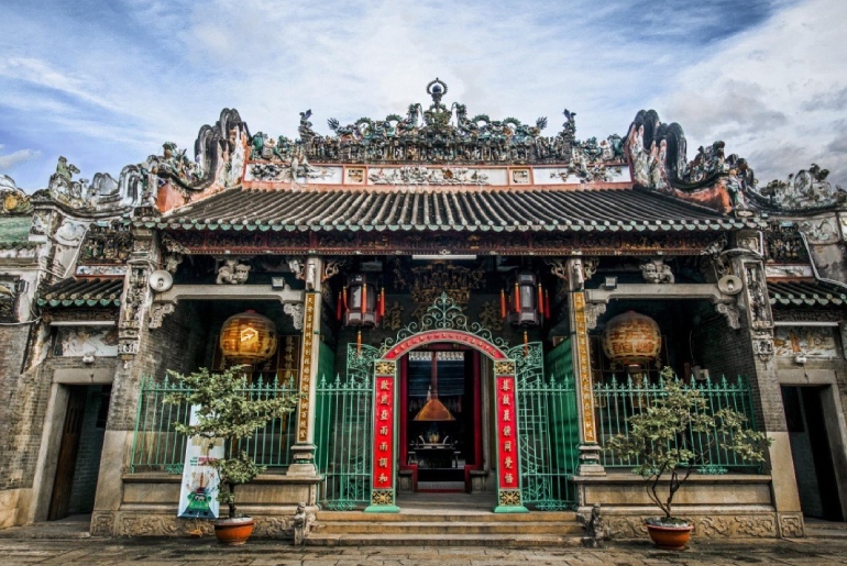 Tour du lịch Dinh Độc Lập - Nhà Thờ Đức Bà - Bến Cảng Nhà Rồng 1 ngày